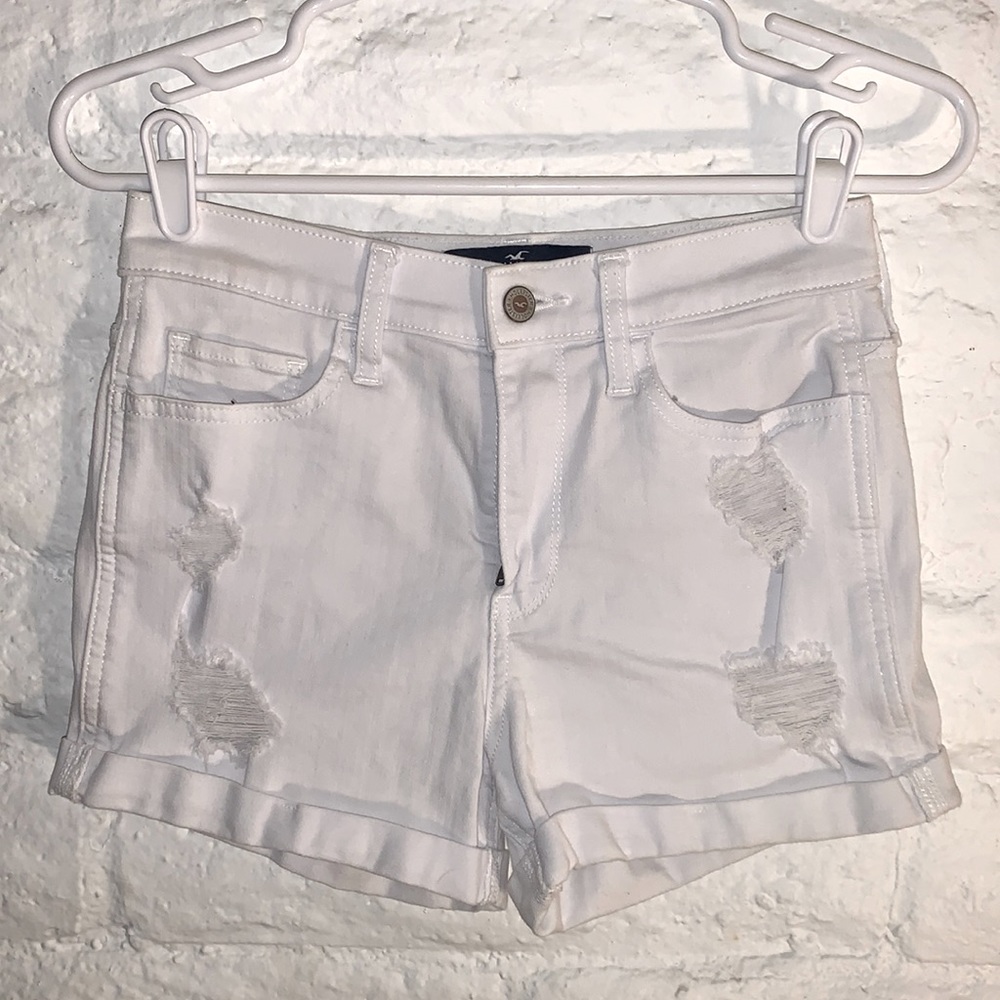 Hollister distressed white high rise short 3” “advanced stretch” size 3 / w26